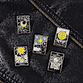 Pikkukuva 3 / 5: Tarot-korttien emalinen rintaneulasetti Auringossa/ Kuussa/ Tähdessä/ Onnenpyörässä/ Kuolemassa - ennustavat rintaneulat tarvikkeena reppuihin, merkkeihin ja hattuihin