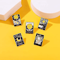 Pikkukuva 2 / 5: Tarot-korttien emalinen rintaneulasetti Auringossa/ Kuussa/ Tähdessä/ Onnenpyörässä/ Kuolemassa - ennustavat rintaneulat tarvikkeena reppuihin, merkkeihin ja hattuihin