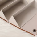Miniatyrbillede 4 af 5: Solbriller opbevaringsboks 3 rum briller opbevaring foldbar bærbar hjem rejse læder etui 1 stk (brun, briller på billedet ikke inkluderet)