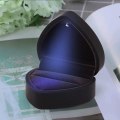 Miniatyrbillede 3 af 5: Elegant LED smykkeskrin i fløjl, gaveæske til halskæde, armbånd med LED-lys til smykkevisning, Valentinsdag, bryllup, forlovelse, sort