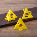 Miniatyrbild 5 av 5: 10-pack perforerade träfärgställningar, pyramidställ, triangulär plaststativ gul