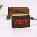 Miniatyrbild 3 av 4: Bordsklocka tid/datum/temperatur larmklocka brun konstläder röd LED brun trä vit typsnitt