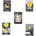 Pikkukuva 1 / 5: Tarot-korttien emalinen rintaneulasetti Auringossa/ Kuussa/ Tähdessä/ Onnenpyörässä/ Kuolemassa - ennustavat rintaneulat tarvikkeena reppuihin, merkkeihin ja hattuihin