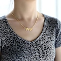Miniatyrbild 4 av 5: Tre halsband som innehåller stjärnornas symboler, gamla engelska bokstäver, tolv S-26 (virgo)