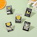 Pikkukuva 5 / 5: Tarot-korttien emalinen rintaneulasetti Auringossa/ Kuussa/ Tähdessä/ Onnenpyörässä/ Kuolemassa - ennustavat rintaneulat tarvikkeena reppuihin, merkkeihin ja hattuihin