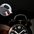 Miniatyrbild 3 av 5: 4 tums dubbelklocka hög väckarklocka för tunga sovplatser, bakgrundsbelysning, batteridriven gammaldags väckarklocka för sovrum (svart)