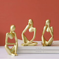 Miniatyrbillede 4 af 5: Håndlavet Abstrakt Tænker Statue i Resin - Moderne Hul Tænker Skulpturer til Hjemmet - Guld 2