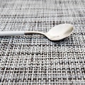 Pikkukuva 4 / 5: Lämpöä ja tahroja kestävät liukumattomat keittiön pöytäalustat 4 kappaleen setti Pestävä kestävä PVC-pöytäalustat Kudotut vinyylipöytäalustat Harmaa