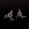 Miniatyrbillede 2 af 4: Triangle earring with single diamond Grey M