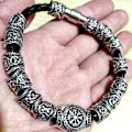 Miniatyrbillede 3 af 4: Runic Runes viehätyshelmet viikinkirannekoru Silver one size
