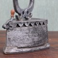 Miniatyrbild 5 av 8: SZ063 Skrivbordsretro ångstrykjärnsprydnad Hartsminiatyrer Hantverk