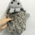 Miniatyrbild 2 av 2: Stickade handskar med kvinnlig tecknad igelkott light gray