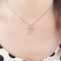 Miniatyrbild 3 av 4: Slittålig Kors Halsband Hög Kvalitet Silver