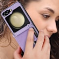 Pikkukuva 11 / 11: Samsung Galaxy Z Flip 6 Fodral med Kortförvaring & Justerbar Rem Brun