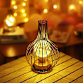 Miniatyrbillede 1 af 4: Metal Cage Bordlampe Batteridrevet Natlampe Med LED Fe Stjerne Lyskæde Til Soveværelse Hjem Bryllupsfest Indendørs (vinflaskeform)