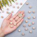 Miniatyrbillede 2 af 5: 104 stk. (4 sæt) 12 mm alfabet træperler naturlig bøgetræ firkantede træperler løse træperler med initialbogstav til smykkefremstilling og gør-det-selv-håndværk