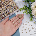 Miniatyrbild 3 av 5: 1200 st Antik Gyllene Distanspärlor 24 Stilar Tibetansk Blomma Kvadrat Snöflinga Rondelle Pärlor Legering Distanspärlor Lösa Pärlor för Armband Halsband Öra