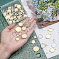 Pikkukuva 4 / 5: Noin 84 kpl 7 kokoa kullattuja litteitä pyöreitä kehysriipusliittimiä ruostumatonta terästä Cabochon-liitinlenkit tyhjät alustat viehätyskorujen yhdistämiseen