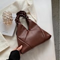 Pikkukuva 4 / 5: Uusi ranskalainen niche-design laskostettu pilvikassi rombinen naisten kannettava PU-olkalaukku brown