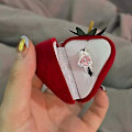 Miniatyrbild 5 av 5: Jordgubbsringlåda Kreativ Bröllopsringfodral Smyckesgåvoask Ringdisplaylåda För Förslag Förlovning Bröllopsgåva