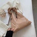Pikkukuva 4 / 5: Uusi ranskalainen niche-design laskostettu pilvikassi rombinen naisten kannettava PU-olkalaukku khaki