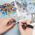 Miniatyrbillede 4 af 5: 140 stk. 7,5 mm blanke terninger akryl terningekuber assorterede farver uden hulperler med opbevaringsboks