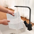 Pikkukuva 4 / 5: Pestävät PVC-muoviset tabletit, 6 kpl - Vinyyliset lasinaluset, kulutusta ja lämpöä kestävät tabletit (glitteri harmaa)