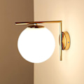 Miniatyrbillede 2 af 5: Moderne og elegant LED væglampe med opal hvid glaskugle og guldroset med E27 fatning til soveværelse, stue, entre