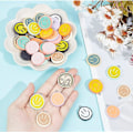 Miniatyrbillede 3 af 5: 40 stk. 10 farver Resin Smilende Ansigt Charms Uigennemsigtige Emalje Vedhæng Charm Flad Rund Smilende Ansigt Print Charm til Halskæde Armbånd Smykkefremstilling