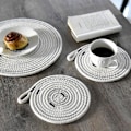 Miniatyrbild 4 av 5: Vävda Bomullsrep-Underlägg, Set om 4, 12 Tum Värmebeständiga Runda Underlägg med Hängring, Flätade Bordsunderlägg för Hemmet Köket (Paket om 4, 12 Tum