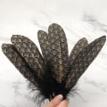 Miniatyrbillede 5 af 5: 30 stk. Gulddyppede sorte gåsefjer 15-23 cm. Guldmønstrede sorte gåsefjer. Gulddyppede sorte fjer med skymønster til Halloween-håndværk DIY P