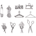 Miniatyrbild 1 av 5: 1 Ask 100 st 10 Stilar Tibetansk Legering Antik Silver Sömnad Stickning Tema Berlocker Pärlor för DIY Halsband Armband Tillverkning Sax Jag Älskar Sömnad