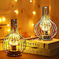 Miniatyrbillede 3 af 4: Metal Cage Bordlampe Batteridrevet Natlampe Med LED Fe Stjerne Lyskæde Til Soveværelse Hjem Bryllupsfest Indendørs (vinflaskeform)