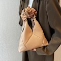 Pikkukuva 3 / 5: Uusi ranskalainen niche-design laskostettu pilvikassi rombinen naisten kannettava PU-olkalaukku khaki