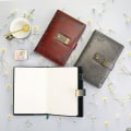 Miniatyrbild 4 av 5: Blommig läderjournal med lås, skrivbok, dagbok, kombinationslösenord, linjerat, påfyllningsbart papper 215 x 155 mm (vit)