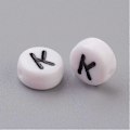 Miniatyrbillede 2 af 2: 100 stk. flade runde akrylperler med bogstav K og horisontalt hul, hvide og sorte, størrelse: ca. 7 mm i diameter, 4 mm tykke, hul: 1 mm