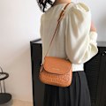 Miniatyrbillede 4 af 5: Ny Dekorativ Tekstur Taske Kunstlæder Enkelt Temperament Pendler Skuldertaske Underarmstaske Dark brown