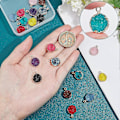 Miniatyrbillede 3 af 5: 1 Æske 20 stk. 10 Farver Resin Druzy Vedhæng Farverige Runde Charms Faux Kvarts Guldbelagt Ædelsten Dingle Vedhæng til Smykkefremstilling Øreringe DIY Cra