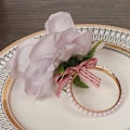 Miniatyrbild 5 av 5: Qsdgfh Blomservett Ringar Set Om 8 Handgjorda Flerfärgade Ros Servett Ringar Hållare Med Silkesblomma Pärlspänne Bordsdekoration För Hemfest Bröllop Chr