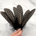 Miniatyrbillede 3 af 5: 30 stk. Gulddyppede sorte gåsefjer 15-23 cm. Guldmønstrede sorte gåsefjer. Gulddyppede sorte fjer med skymønster til Halloween-håndværk DIY P