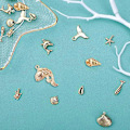 Miniatyrbillede 4 af 5: 1 Æske 20 stk. 10 Stilarter Ægte 18K Guldbelagte Ocean Tema Charms Havdyr Vedhæng Skal Søstjerne Delfin Fisk Skildpadde Dangles Bulk til DIY Ørering Ne