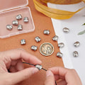 Miniatyrbillede 4 af 5: Størrelse og antal: 9 mm bred, 11 mm lang, 6,5 mm tyk, hul: 1,6 mm. I alt 16 stk. perler i pakken, tilstrækkelig mængde til din smykkefremstilling.