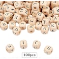 Miniatyrbillede 5 af 5: 100 STK 14mm Alfabet Træperler Naturlige Firkantede Træperler Træperler med Stort Hul med Initialbogstav til Smykkefremstilling og DIY Håndværk