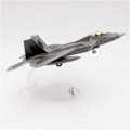 Miniatyrbild 3 av 5: 1/100 skala F-22 flygplansmodell med stativ hög simulering