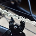 Miniatyrbild 3 av 5: 1/2/3/5 Lätt att installera Bred kompatibilitet cykelkedja för silver 10 Speed 1Set