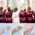 Miniatyrbild 3 av 11: Flickor Brudtärna Wrist Blommor Pearl Rhinestones Rose Armband Tyg Hand Blommor 02