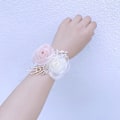 Miniatyrbild 8 av 11: Flickor Brudtärna Wrist Blommor Pearl Rhinestones Rose Armband Tyg Hand Blommor 03