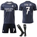 Miniatyrbillede 1 af 2: 2025-2026 Real Madrid Ny Sæson Udebane Børne Voksen Fodboldtrøje Sæt med Strømper No.7 VINI JR 24