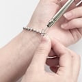 Miniatyrbild 10 av 11: QAOlDH 4 st Armbandshjälpverktyg Krok, Kompis Smyckeshjälp, Bärhjälpmedel, Fäst- och Krokningsutrustning för Halsband, Klocka B