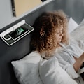 Miniatyrbild 4 av 5: Väggmonterad högtalarhållare i akryl, väggmonterad displayhylla för Bluetooth-högtalare, webbkamera, mobiltelefon white